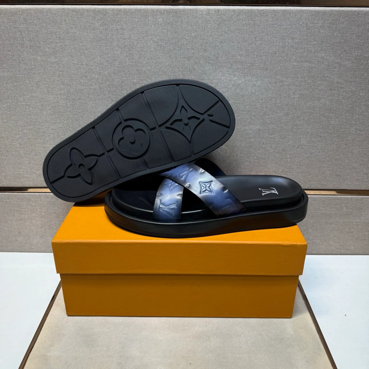 ⬛️Men's shoes 💰p400 [LV～] Men's casual slippers 2025z cabinet sales simultaneously 🔶Size: 39-44#️⃣ 🔷2 colors🔜The upper is made of cowhide stitching➕Genuine leather lining, comfortable and breathable, sole: original comfortable and wear-resistant outsole, ⚠️Real 📱Photographed🎬The real thing is better📢📢📢